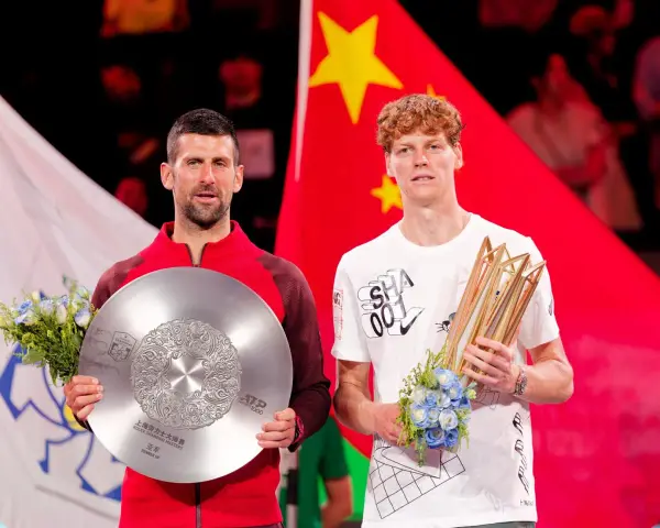 Novak Djokovic y Jannik Sinner, finalistas del ATP de Shanghai, posan con sus trofeos y flores.
