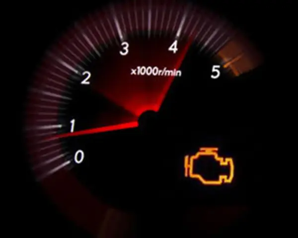 Cruscotto con spia motore accesa, indicando possibili perdita potenza motore diesel cause. Il contagiri mostra bassi giri.