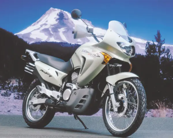 Honda Transalp 650 dane techniczne: motocykl turystyczny na tle górskiego krajobrazu. Gotowy na każdą trasę.