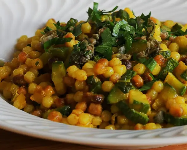Fregola saporita con zucchine e capperi, un'idea per fregola ricette semplici e gustose.