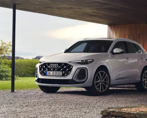 Nowy Audi Q5 naładuje się w nowoczesnym garażu. Sprawdź atrakcyjną audi q5 cena.