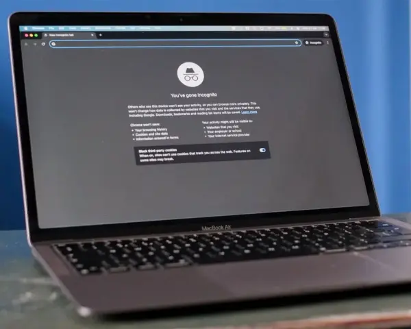 Czy tryb incognito zostawia ślady? Na ekranie MacBook Air widać komunikat "You've gone Incognito", wyjaśniający, co jest zapisywane, a co nie.