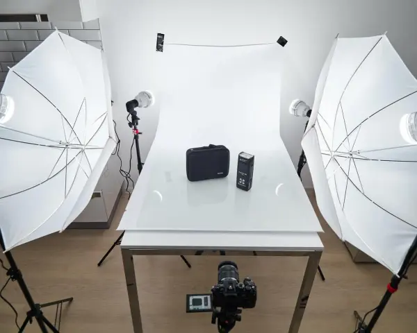 Profesjonalne oświetlenie do zdjęć w domu: dwa parasole fotograficzne, lampy i aparat. Idealna jaka lampa do zdjęć w domu.