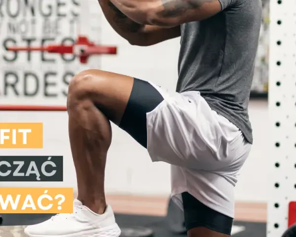 Mężczyzna w stroju sportowym wykonuje ćwiczenie CrossFit przy stojaku gimnastycznym.