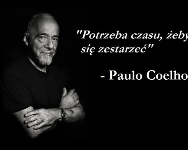 Portret Paulo Coelho z cytatem "Potrzeba czasu, żeby się zestarzeć". Inspirujące cytaty na urodziny.