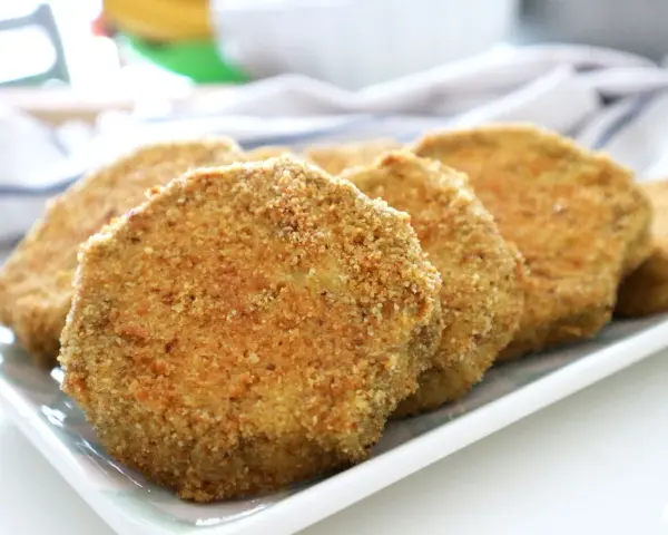 Fette dorate di melanzane impanate al forno, croccanti e pronte da gustare.