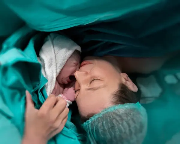 Matka tuli noworodka, którego płeć dziecka zależy od genów ojca. Wzruszający moment tuż po narodzinach.