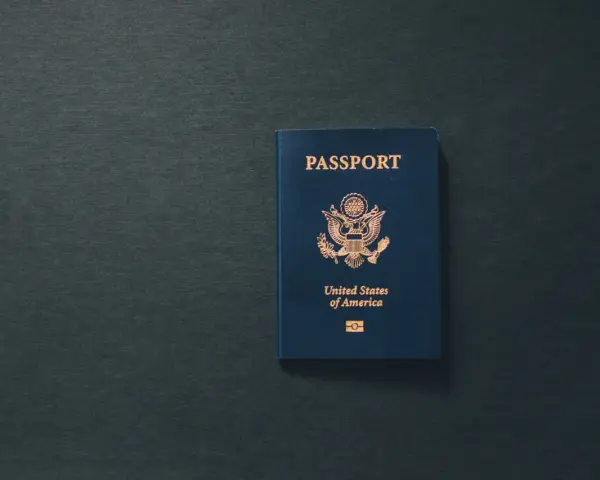 Niebieski paszport USA z godłem. Zastanawiasz się, ile jest ważny paszport?
