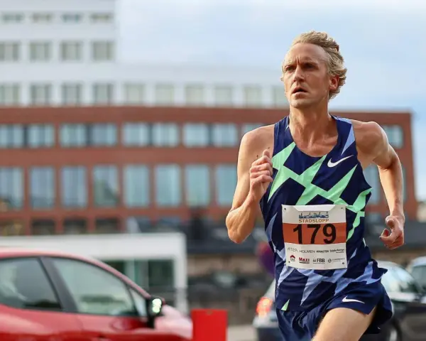 David Nilsson tävlar i Stadsloppet, nummer 179, med fokus på att nå mållinjen.