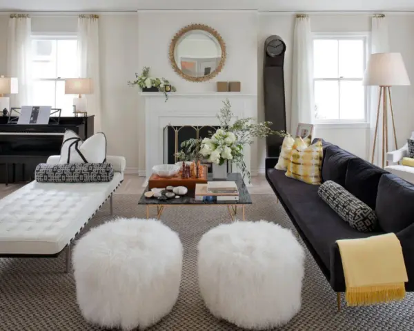 Un salon élégant où l'on peut associer 2 canapés différents : un blanc capitonné et un noir velours, complétés par des poufs blancs moelleux.