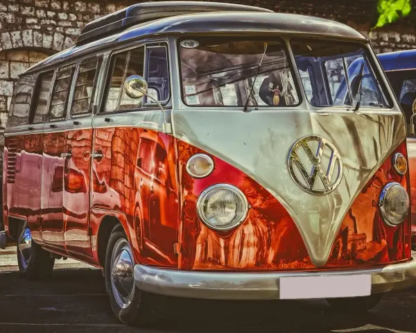 Klasyczny VW Transporter, idealny do logistyki i zaplanowania noclegów i transportu dla gości przyjezdnych.