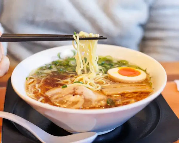 Jak ugotować ramen w domu? Autentyczny przepis i porady mistrza