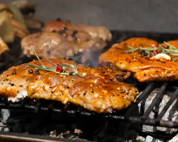 Soczyste mięso z przyprawami i rozmarynem piecze się na ruszcie. Idealne grillowanie w letni dzień.