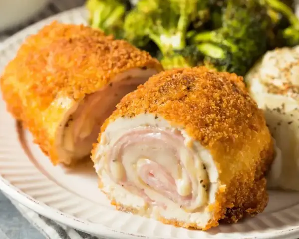 Kotlet de volaille kontra kotlet cordon bleu: złociste, panierowane rolady z kurczaka z serem i szynką, podane z puree i brokułami.