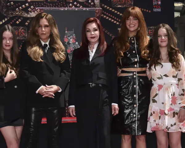 Lisa Marie Presley con i suoi figli e Priscilla Presley, un momento di famiglia sul red carpet.