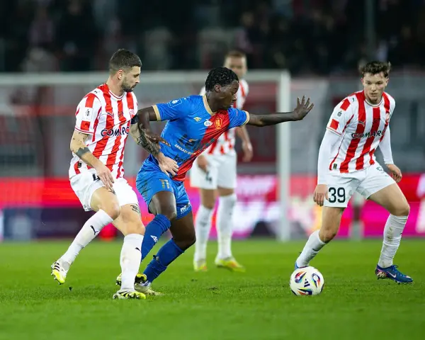 Piłkarze Cracovii walczą o piłkę z zawodnikiem Piasta Gliwice. Intensywny przebieg: Cracovia – Piast Gliwice.