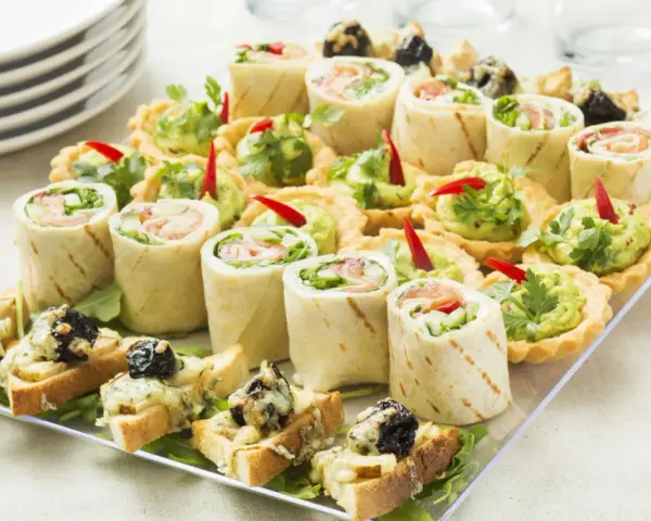 Pyszne menu na urodziny w domu: rolki z łososiem, tartaletki z guacamole i grzanki z serem.