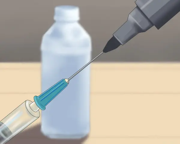 Jeringa con tinta lista para rellenar un subrayador seco.