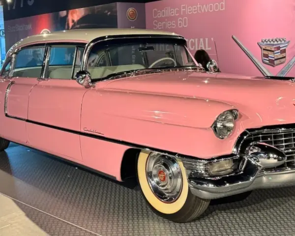 Ein rosafarbener Cadillac Fleetwood, wie ihn Elvis Presley liebte. Dieses ikonische Elvis Presley Auto glänzt mit Chrom und Weiß.
