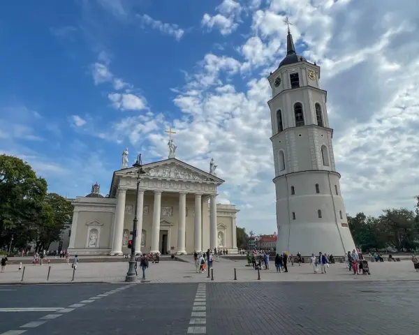 Katedra Wileńska i dzwonnica – jedne z głównych wilno atrakcje. Tłumy spacerują po placu.