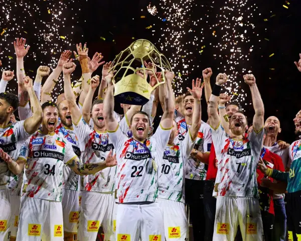 Drużyna świętuje zwycięstwo w finale piłki ręcznej, unosząc puchar. Konfetti i fajerwerki podkreślają radość.
