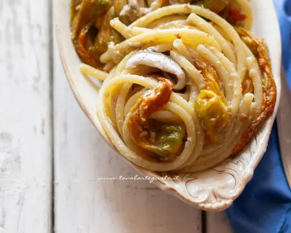 Un piatto di pasta con fiori di zucca, un classico estivo. I fiori di zucca, dolci e delicati, si sposano perfettamente con la pasta.