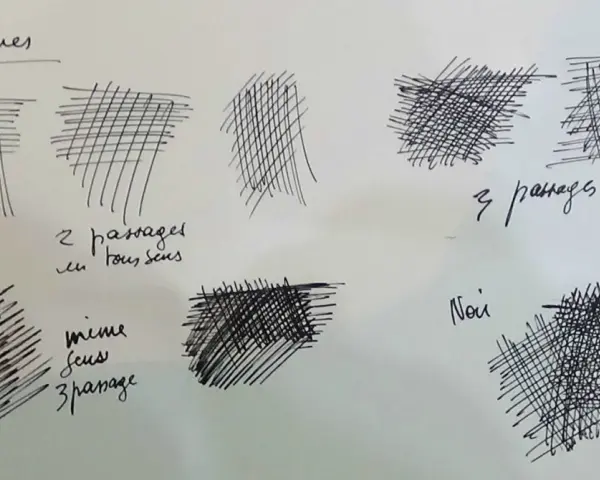 Un dessin au stylo montre des études de hachures, explorant différentes densités et directions pour créer des ombres.