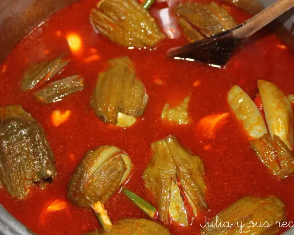 Berenjenas de Almagro en salsa roja, listas para servir. Una receta tradicional llena de sabor.