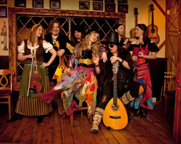 Ritchie Blackmore heute mit seiner Band Blackmore's Night in mittelalterlicher Kleidung, umgeben von Instrumenten.