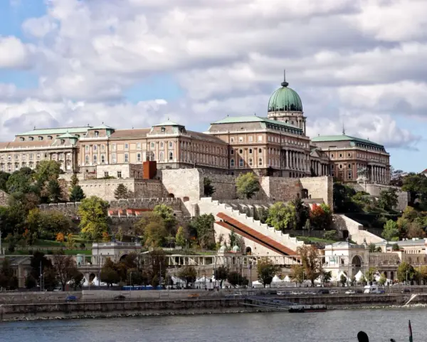 Budynek Zamku Królewskiego w Budapeszcie, symbol tego, z czego słyną Węgry, góruje nad Dunajem.