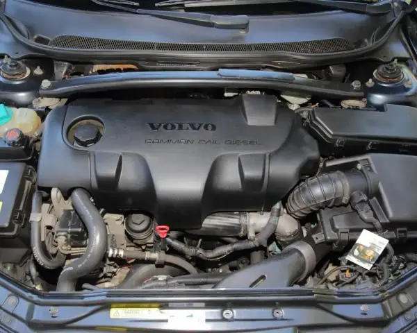 Silnik Volvo 2.4 D5 z systemem Common Rail Diesel. Widoczne elementy układu dolotowego i chłodzenia.