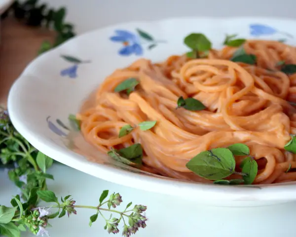Zagęść sos pomidorowy bez mąki: sekrety idealnego spaghetti!