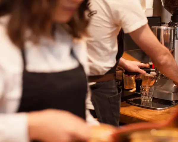 Barista preparando café, parte del proceso de seleccion personal hosteleria.