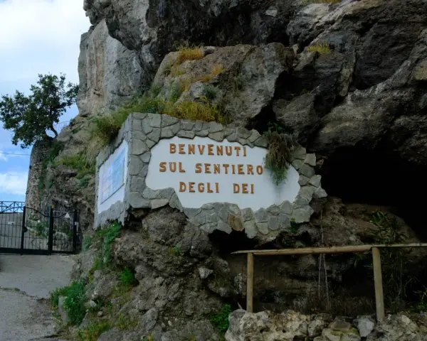 Benvenuti sul Sentiero degli Dei. Un cartello accoglie i visitatori all'inizio del percorso, incastonato nella roccia.