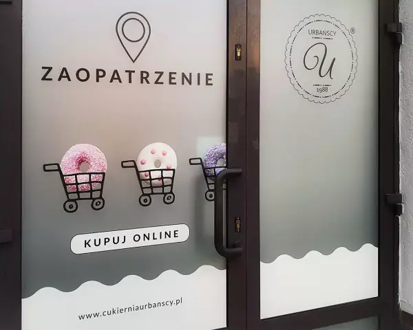 Folia ósemka w druku: Kiedy to najlepszy wybór dla Twojej reklamy?