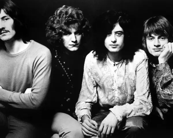 Les membres de Led Zeppelin posent ensemble, quatre légendes du rock prêtes à conquérir le monde.