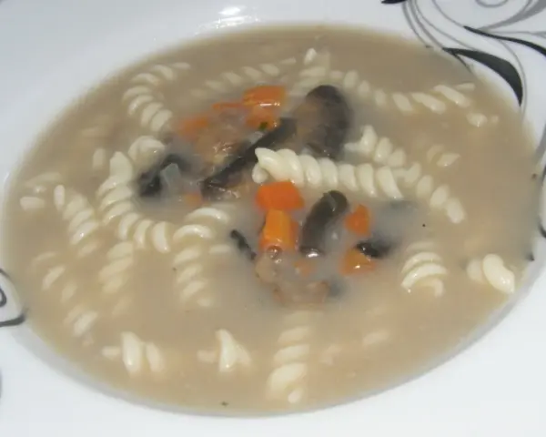 Zupa pieczarkowa z makaronem, przepis babci. Aromatyczna, z kawałkami pieczarek i marchewki, podana z makaronem.