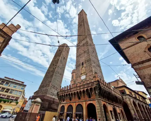 Le Due Torri di Bologna, simbolo iconico, perfette per scoprire cosa vedere a Bologna in 3 giorni.