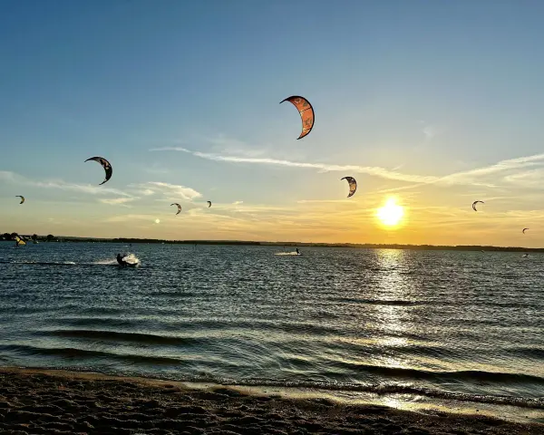 Kitesurfing w Polsce: Hel, jeziora i Bałtyk. Gdzie wieje?