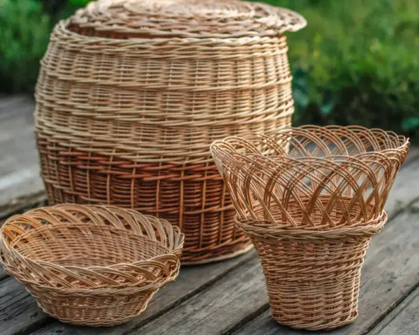 Trois paniers en rotin, dont un grand avec couvercle, prêts pour le nettoyage rotin avec vinaigre blanc.