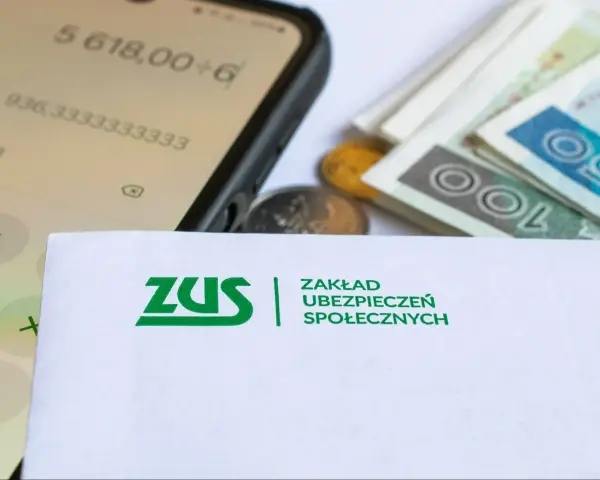 ZUS, pieniądze i kalkulator na ekranie telefonu. Czy ZUS kwalifikuje do renty?