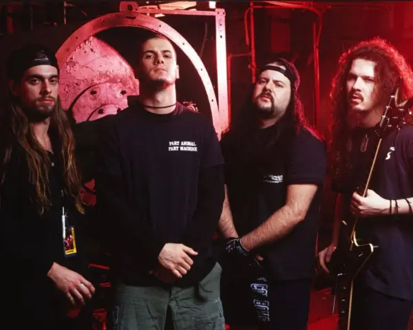 Les membres de Pantera posent ensemble, prêts à faire trembler les murs avec leur musique.