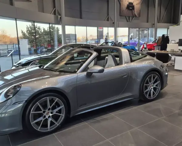 Szary Porsche 911 Targa GTS w salonie. Sprawdź porsche 911 cena i dostępne modele.