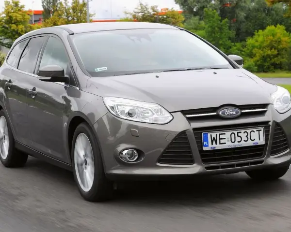 Szary Ford Focus MK3 w ruchu. Wiele osób chwali ten model za komfort i prowadzenie, co potwierdzają liczne ford focus mk3 opinie.