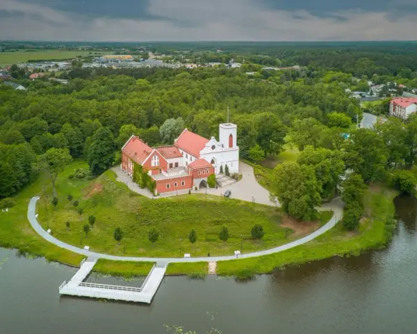 Zamek w Gostyninie, otoczony zielenią Gostynińskiego Parku Krajobrazowego, wznosi się nad jeziorem.