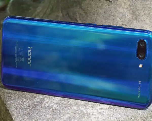 Błękitne etui na telefon Honor 10 z połyskującym gradientem i podwójnym aparatem.