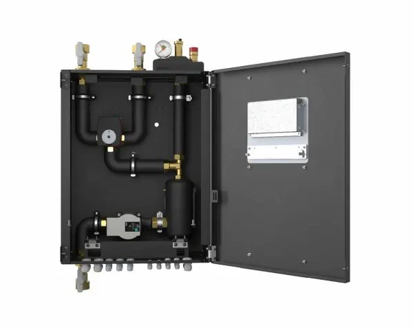 Wnętrze otwartej szafki z systemem rur, pompą, manometrem i zaworami. To zaawansowany hydrobox, gotowy do instalacji.