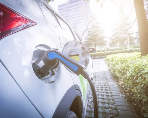 Ile prądu pobiera samochód elektryczny? Zaskakujące fakty i porady