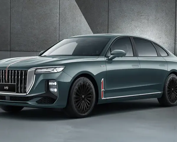 Elegancki, ciemnozielony Hongqi H9 z chromowanymi detalami i czarnymi felgami. Sprawdź, jaka jest hongqi h9 cena.
