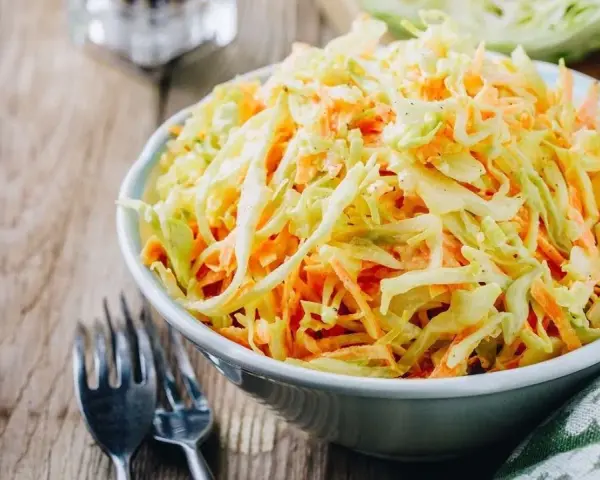 Surówka z białej kapusty jak z restauracji? Poznaj złoty przepis!